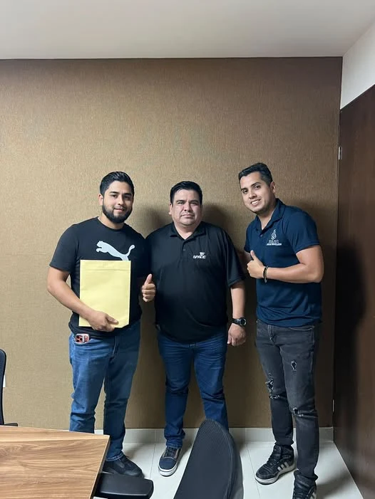 Asesores de Sugavi con documentos de una operación